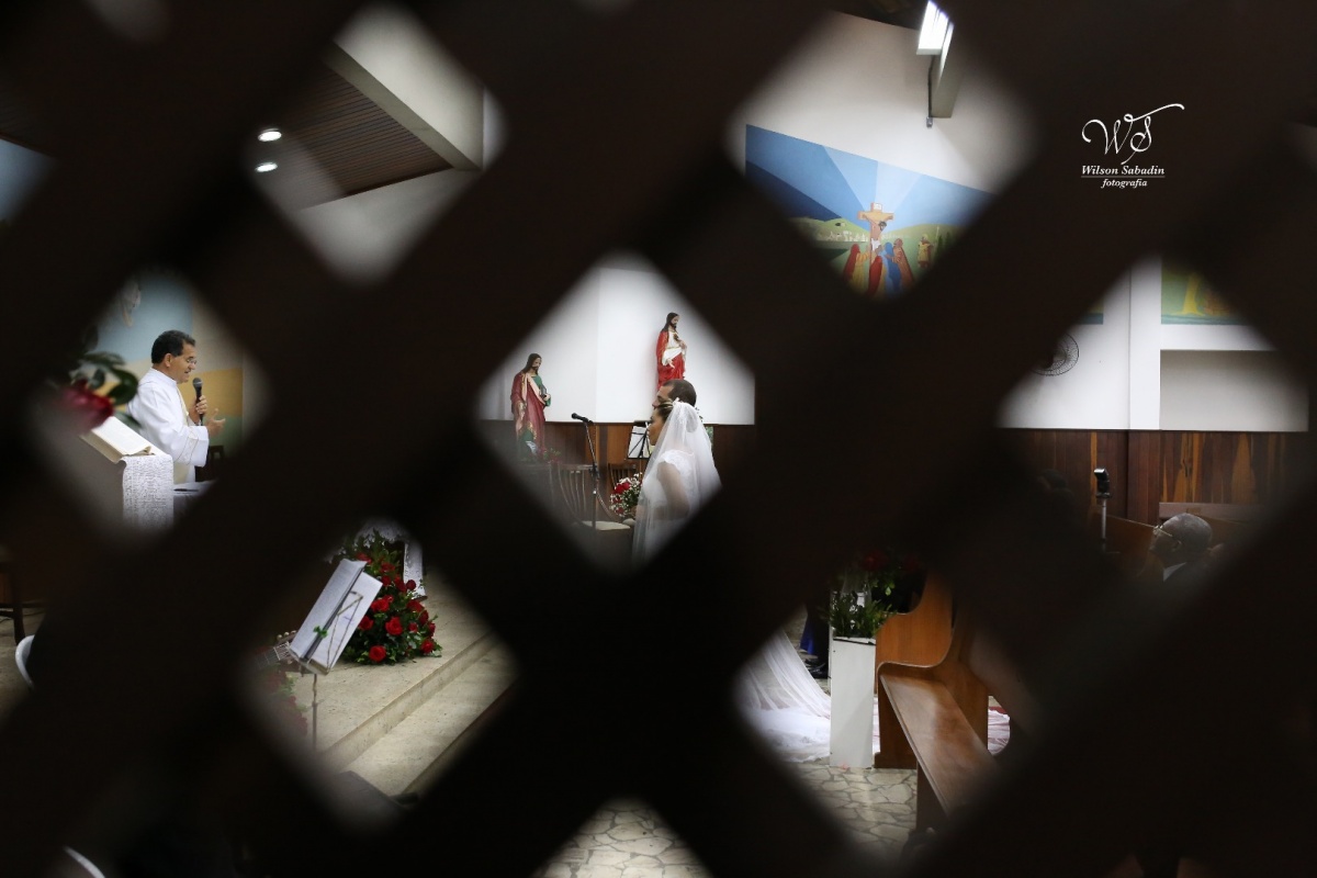 fotografia de casamento, noivos, noiva, noivo, fotografia de noivos, vestido de noiva, sapato, perfume, cabelo, véu, brinco, cruxificio, pai, mãe, padrinhos, padre, igreja, cerimonia, festa, salão de beleza, maquiagem, buquê, avó, buffê, bolo, convidados,