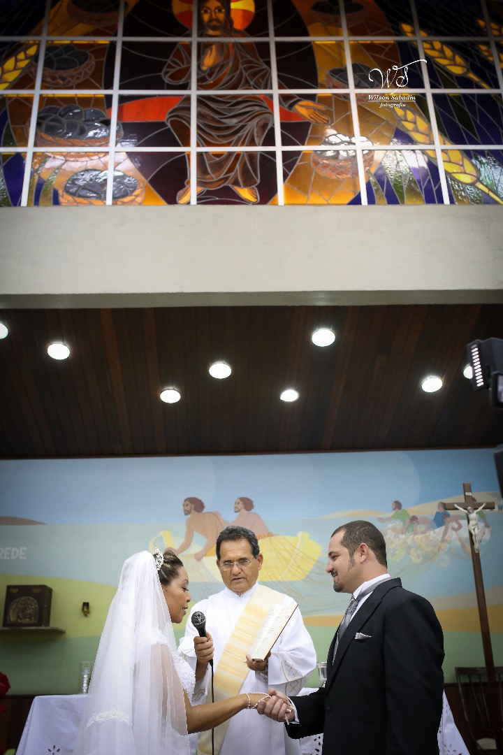 fotografia de casamento, noivos, noiva, noivo, fotografia de noivos, vestido de noiva, sapato, perfume, cabelo, véu, brinco, cruxificio, pai, mãe, padrinhos, padre, igreja, cerimonia, festa, salão de beleza, maquiagem, buquê, avó, buffê, bolo, convidados,