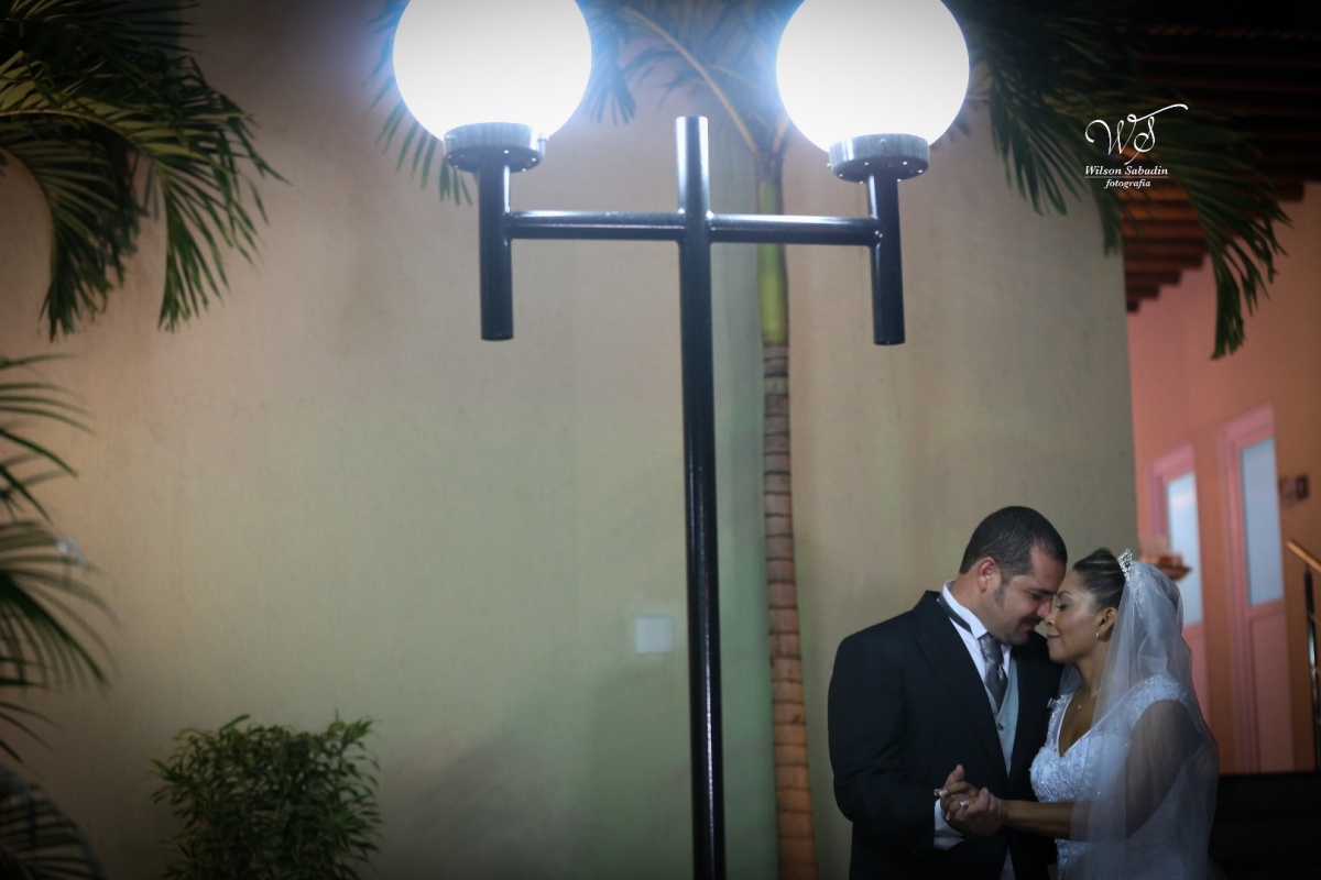 fotografia de casamento, noivos, noiva, noivo, fotografia de noivos, vestido de noiva, sapato, perfume, cabelo, véu, brinco, cruxificio, pai, mãe, padrinhos, padre, igreja, cerimonia, festa, salão de beleza, maquiagem, buquê, avó, buffê, bolo, convidados,