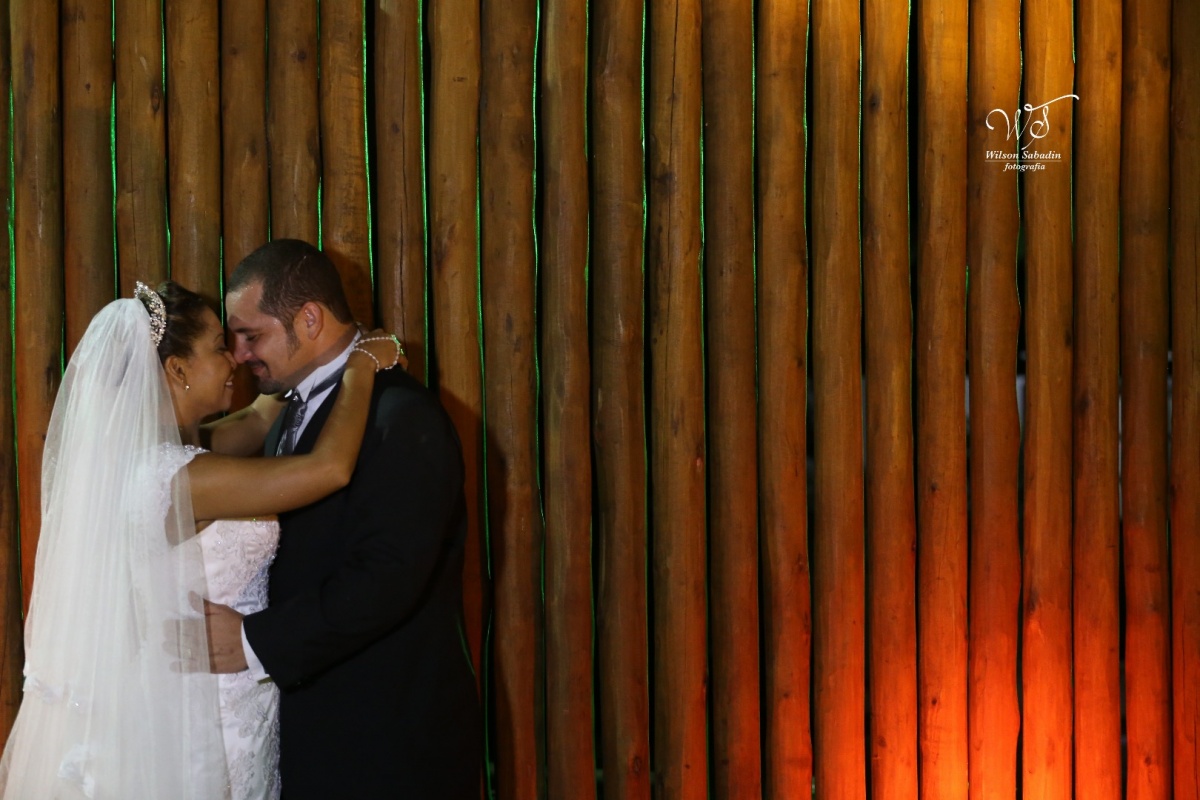 fotografia de casamento, noivos, noiva, noivo, fotografia de noivos, vestido de noiva, sapato, perfume, cabelo, véu, brinco, cruxificio, pai, mãe, padrinhos, padre, igreja, cerimonia, festa, salão de beleza, maquiagem, buquê, avó, buffê, bolo, convidados,