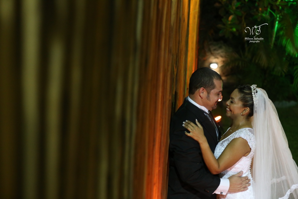 fotografia de casamento, noivos, noiva, noivo, fotografia de noivos, vestido de noiva, sapato, perfume, cabelo, véu, brinco, cruxificio, pai, mãe, padrinhos, padre, igreja, cerimonia, festa, salão de beleza, maquiagem, buquê, avó, buffê, bolo, convidados,