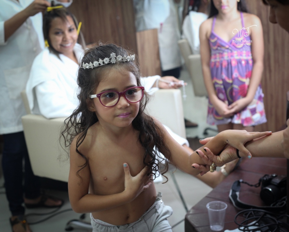fotografia de casamento, noivos, noiva, noivo, fotografia de noivos, vestido de noiva, sapato, perfume, cabelo, véu, brinco, cruxificio, pai, mãe, padrinhos, padre, igreja, cerimonia, festa, salão de beleza, maquiagem, buquê, avó, buffê, bolo, convidados,