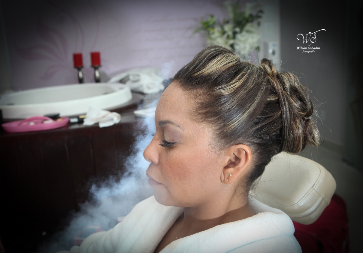 fotografia de casamento, noivos, noiva, noivo, fotografia de noivos, vestido de noiva, sapato, perfume, cabelo, véu, brinco, cruxificio, pai, mãe, padrinhos, padre, igreja, cerimonia, festa, salão de beleza, maquiagem, buquê, avó, buffê, bolo, convidados,