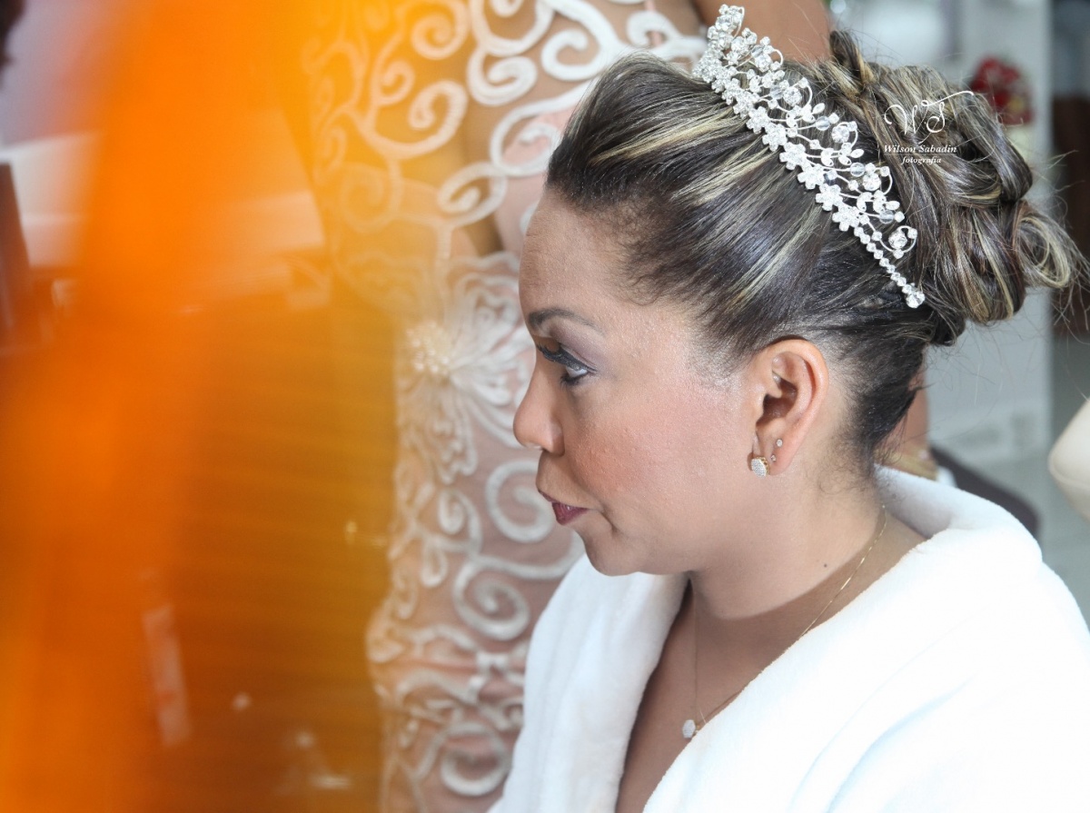 fotografia de casamento, noivos, noiva, noivo, fotografia de noivos, vestido de noiva, sapato, perfume, cabelo, véu, brinco, cruxificio, pai, mãe, padrinhos, padre, igreja, cerimonia, festa, salão de beleza, maquiagem, buquê, avó, buffê, bolo, convidados,
