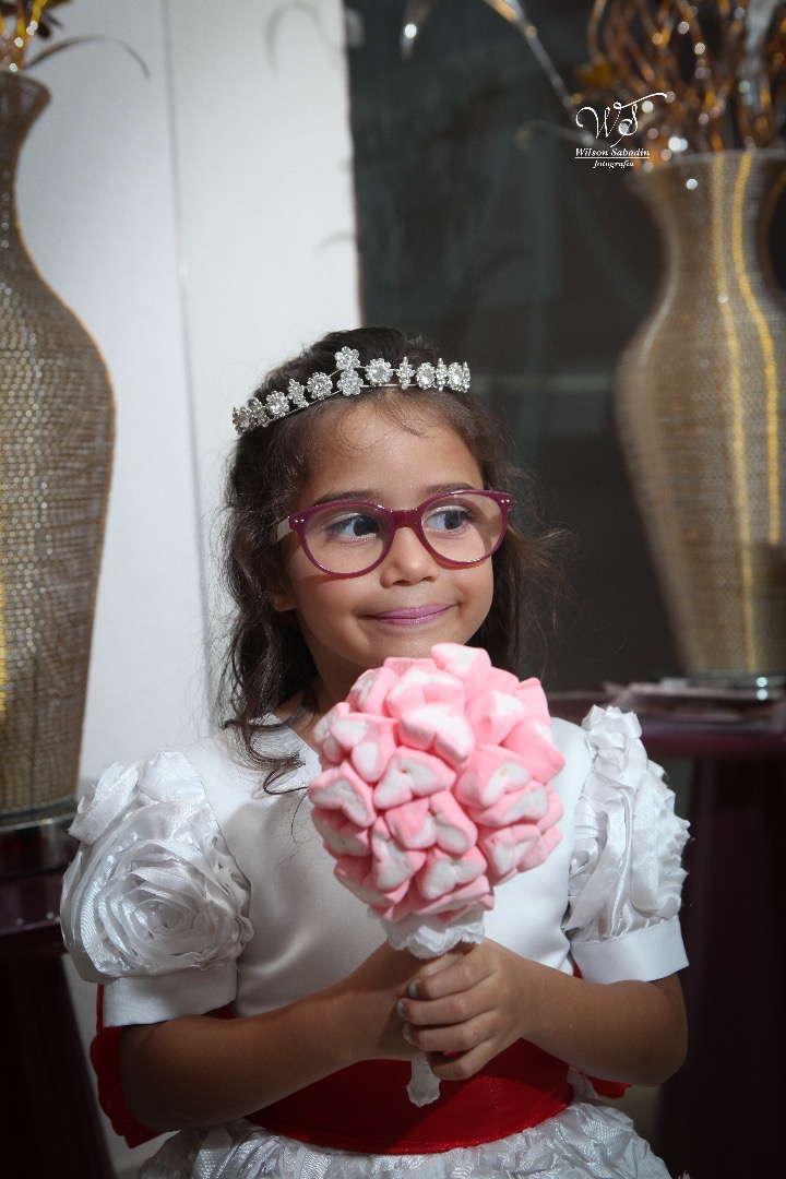 fotografia de casamento, noivos, noiva, noivo, fotografia de noivos, vestido de noiva, sapato, perfume, cabelo, véu, brinco, cruxificio, pai, mãe, padrinhos, padre, igreja, cerimonia, festa, salão de beleza, maquiagem, buquê, avó, buffê, bolo, convidados,