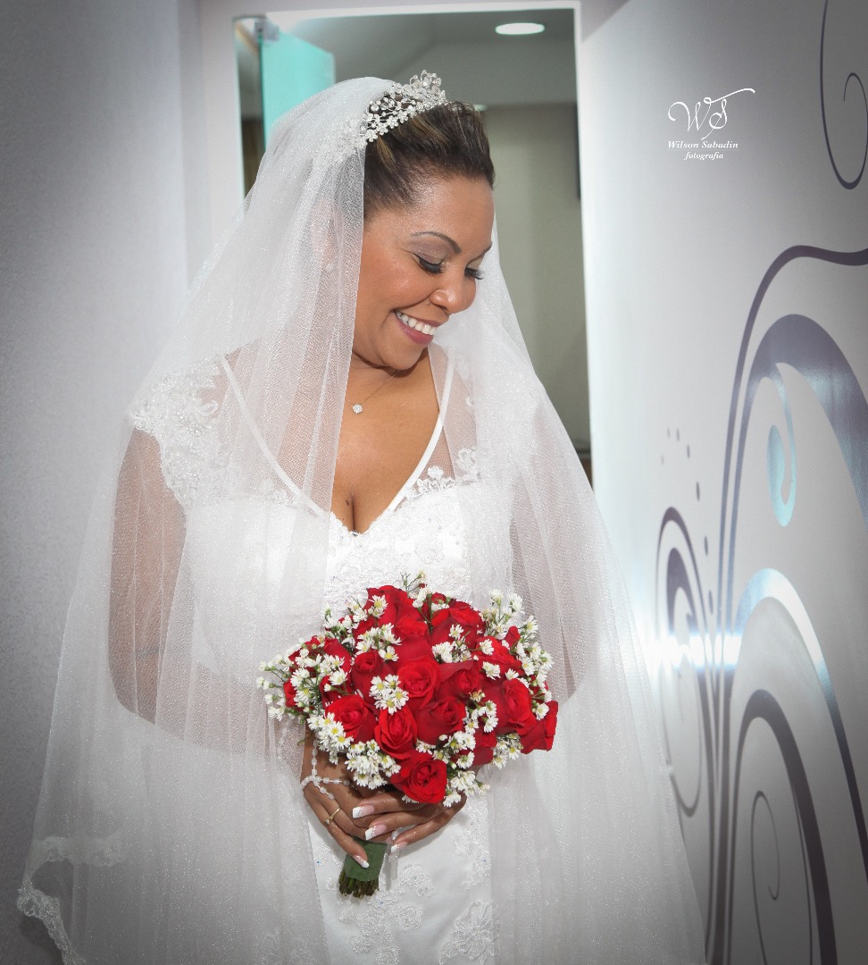 fotografia de casamento, noivos, noiva, noivo, fotografia de noivos, vestido de noiva, sapato, perfume, cabelo, véu, brinco, cruxificio, pai, mãe, padrinhos, padre, igreja, cerimonia, festa, salão de beleza, maquiagem, buquê, avó, buffê, bolo, convidados,