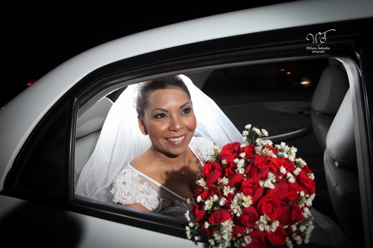 fotografia de casamento, noivos, noiva, noivo, fotografia de noivos, vestido de noiva, sapato, perfume, cabelo, véu, brinco, cruxificio, pai, mãe, padrinhos, padre, igreja, cerimonia, festa, salão de beleza, maquiagem, buquê, avó, buffê, bolo, convidados,