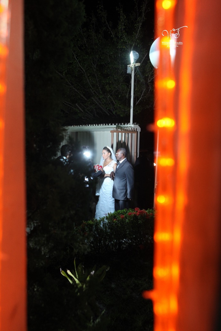 fotografia de casamento, noivos, noiva, noivo, fotografia de noivos, vestido de noiva, sapato, perfume, cabelo, véu, brinco, cruxificio, pai, mãe, padrinhos, padre, igreja, cerimonia, festa, salão de beleza, maquiagem, buquê, avó, buffê, bolo, convidados,