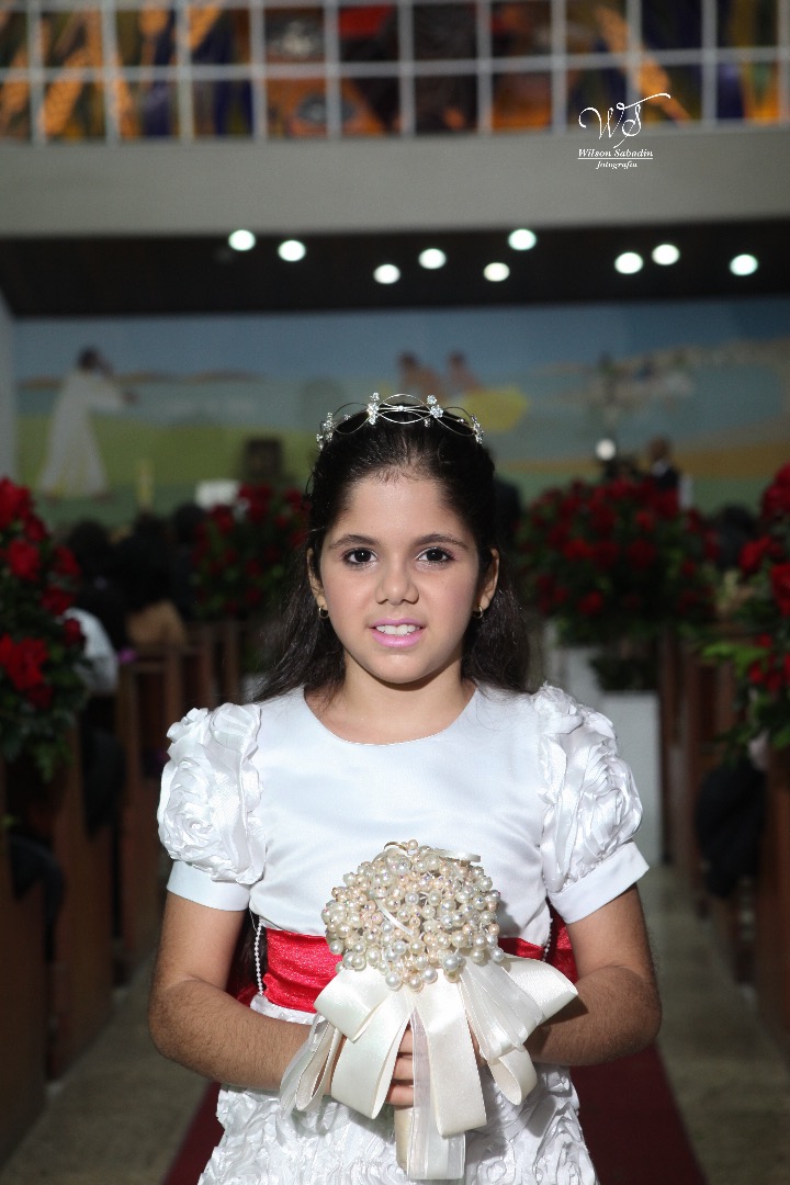 fotografia de casamento, noivos, noiva, noivo, fotografia de noivos, vestido de noiva, sapato, perfume, cabelo, véu, brinco, cruxificio, pai, mãe, padrinhos, padre, igreja, cerimonia, festa, salão de beleza, maquiagem, buquê, avó, buffê, bolo, convidados,