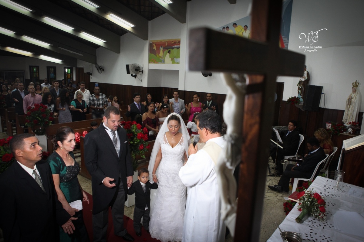 fotografia de casamento, noivos, noiva, noivo, fotografia de noivos, vestido de noiva, sapato, perfume, cabelo, véu, brinco, cruxificio, pai, mãe, padrinhos, padre, igreja, cerimonia, festa, salão de beleza, maquiagem, buquê, avó, buffê, bolo, convidados,