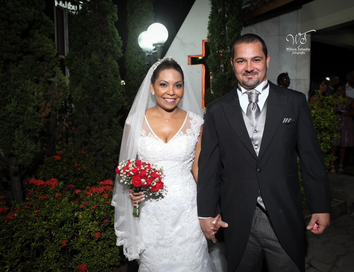 fotografia de casamento, noivos, noiva, noivo, fotografia de noivos, vestido de noiva, sapato, perfume, cabelo, véu, brinco, cruxificio, pai, mãe, padrinhos, padre, igreja, cerimonia, festa, salão de beleza, maquiagem, buquê, avó, buffê, bolo, convidados,