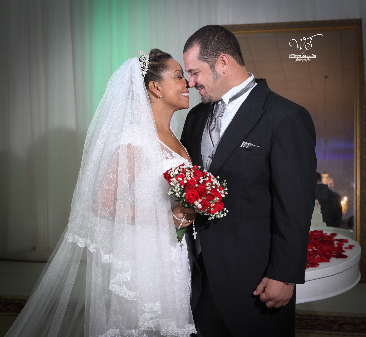 fotografia de casamento, noivos, noiva, noivo, fotografia de noivos, vestido de noiva, sapato, perfume, cabelo, véu, brinco, cruxificio, pai, mãe, padrinhos, padre, igreja, cerimonia, festa, salão de beleza, maquiagem, buquê, avó, buffê, bolo, convidados,