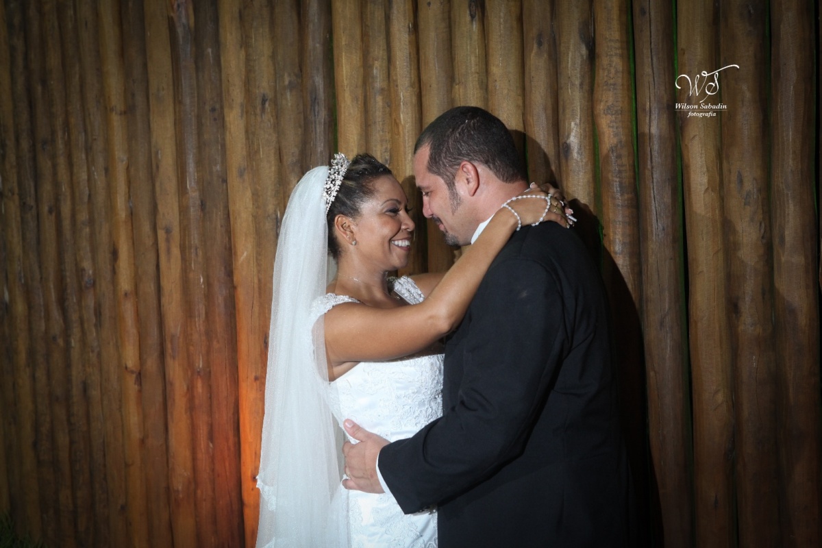 fotografia de casamento, noivos, noiva, noivo, fotografia de noivos, vestido de noiva, sapato, perfume, cabelo, véu, brinco, cruxificio, pai, mãe, padrinhos, padre, igreja, cerimonia, festa, salão de beleza, maquiagem, buquê, avó, buffê, bolo, convidados,