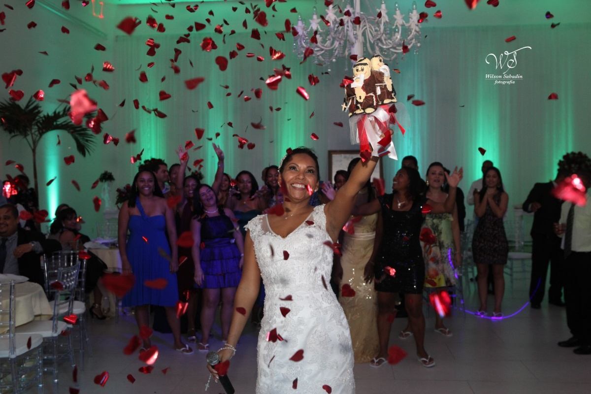 fotografia de casamento, noivos, noiva, noivo, fotografia de noivos, vestido de noiva, sapato, perfume, cabelo, véu, brinco, cruxificio, pai, mãe, padrinhos, padre, igreja, cerimonia, festa, salão de beleza, maquiagem, buquê, avó, buffê, bolo, convidados,