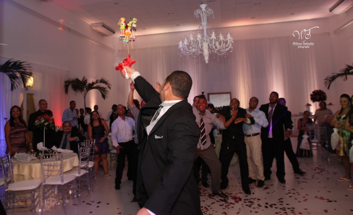 fotografia de casamento, noivos, noiva, noivo, fotografia de noivos, vestido de noiva, sapato, perfume, cabelo, véu, brinco, cruxificio, pai, mãe, padrinhos, padre, igreja, cerimonia, festa, salão de beleza, maquiagem, buquê, avó, buffê, bolo, convidados,