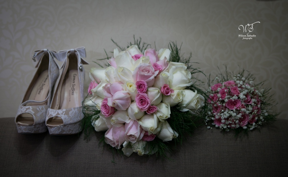 fotografia de casamento, noivos, noiva, noivo, fotografia de noivos, vestido de noiva, sapato, perfume, cabelo, véu, brinco, cruxificio, pai, mãe, padrinhos, padre, igreja, cerimonia, festa, salão de beleza, maquiagem, buquê, avó, buffê, bolo, convidados,