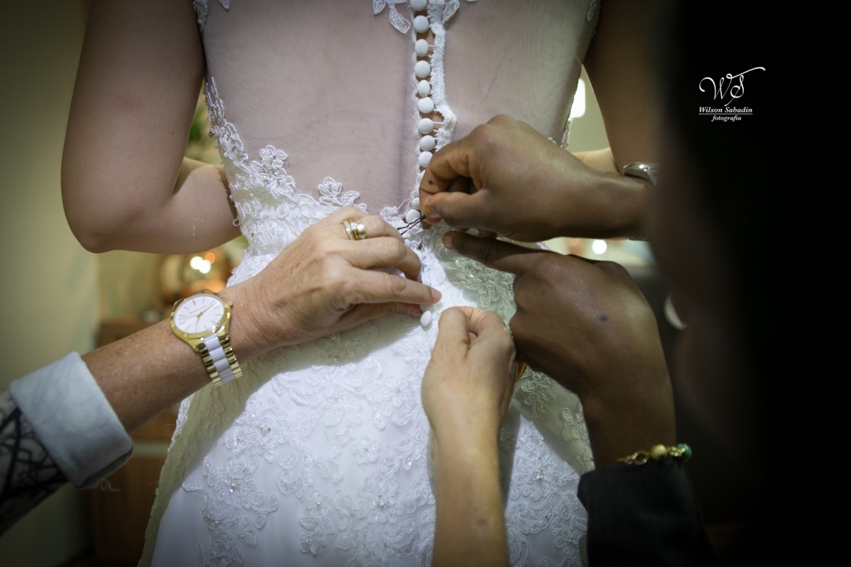 fotografia de casamento, noivos, noiva, noivo, fotografia de noivos, vestido de noiva, sapato, perfume, cabelo, véu, brinco, cruxificio, pai, mãe, padrinhos, padre, igreja, cerimonia, festa, salão de beleza, maquiagem, buquê, avó, buffê, bolo, convidados,