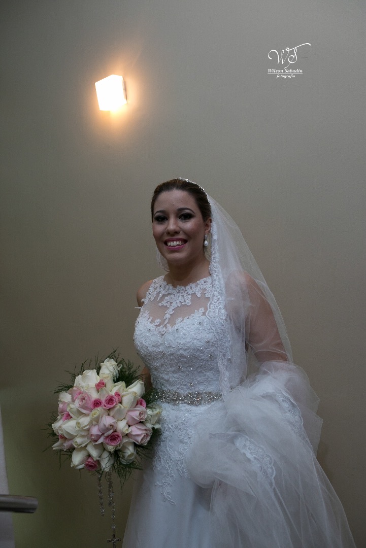 fotografia de casamento, noivos, noiva, noivo, fotografia de noivos, vestido de noiva, sapato, perfume, cabelo, véu, brinco, cruxificio, pai, mãe, padrinhos, padre, igreja, cerimonia, festa, salão de beleza, maquiagem, buquê, avó, buffê, bolo, convidados,