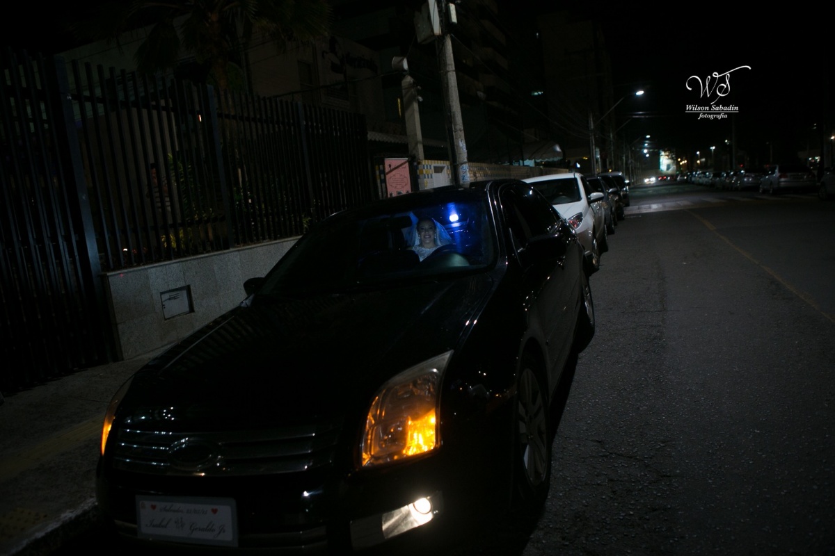 fotografia de casamento, noivos, noiva, noivo, fotografia de noivos, vestido de noiva, sapato, perfume, cabelo, véu, brinco, cruxificio, pai, mãe, padrinhos, padre, igreja, cerimonia, festa, salão de beleza, maquiagem, buquê, avó, buffê, bolo, convidados,