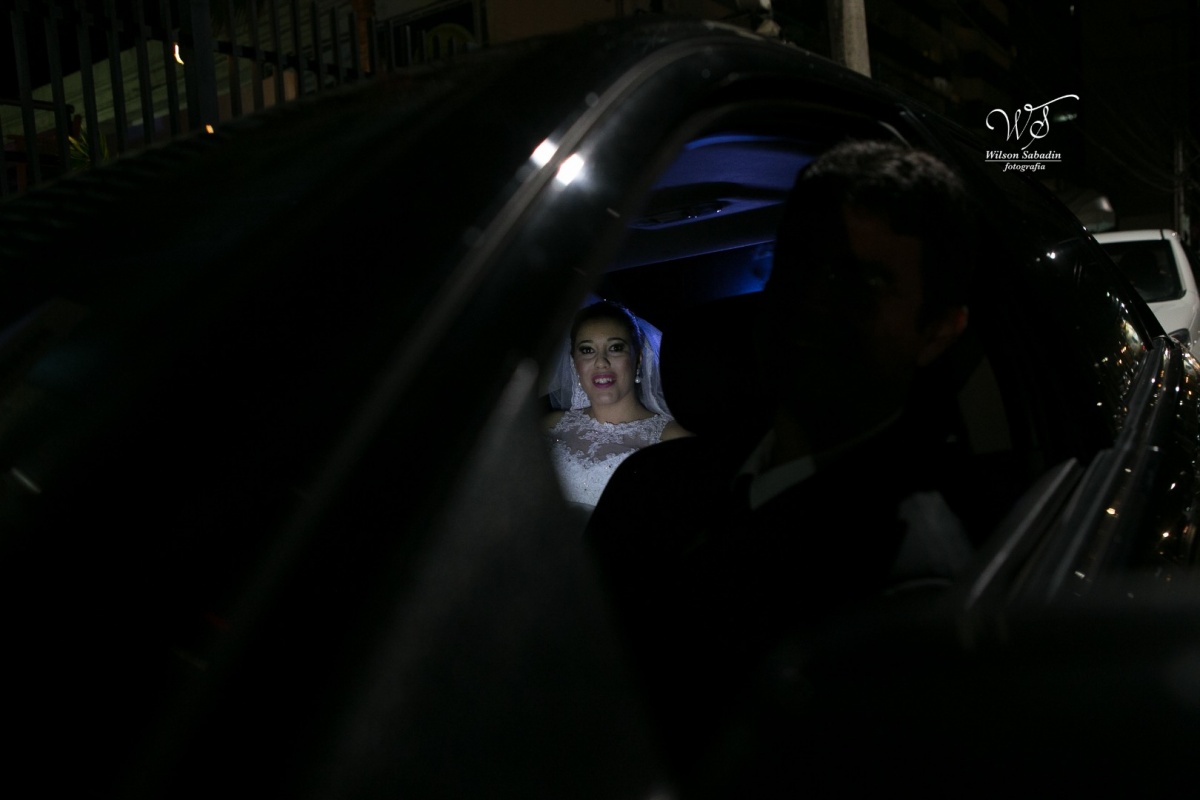 fotografia de casamento, noivos, noiva, noivo, fotografia de noivos, vestido de noiva, sapato, perfume, cabelo, véu, brinco, cruxificio, pai, mãe, padrinhos, padre, igreja, cerimonia, festa, salão de beleza, maquiagem, buquê, avó, buffê, bolo, convidados,