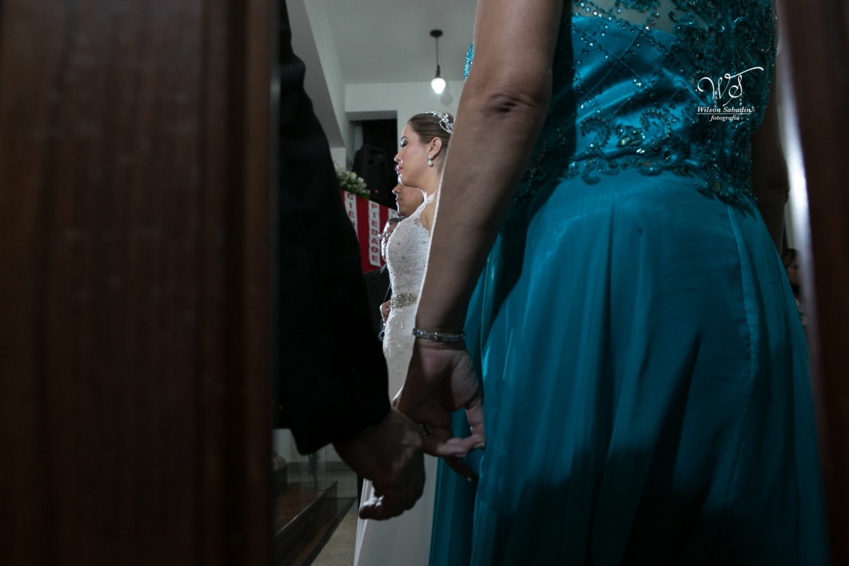 fotografia de casamento, noivos, noiva, noivo, fotografia de noivos, vestido de noiva, sapato, perfume, cabelo, véu, brinco, cruxificio, pai, mãe, padrinhos, padre, igreja, cerimonia, festa, salão de beleza, maquiagem, buquê, avó, buffê, bolo, convidados,
