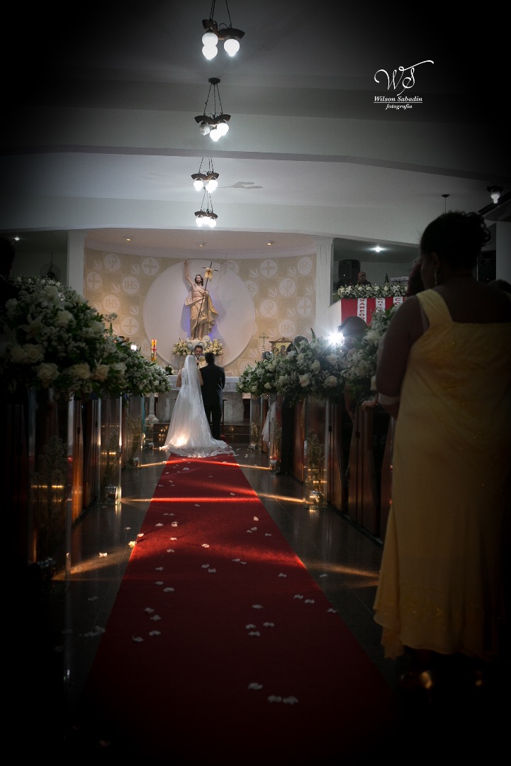 fotografia de casamento, noivos, noiva, noivo, fotografia de noivos, vestido de noiva, sapato, perfume, cabelo, véu, brinco, cruxificio, pai, mãe, padrinhos, padre, igreja, cerimonia, festa, salão de beleza, maquiagem, buquê, avó, buffê, bolo, convidados,