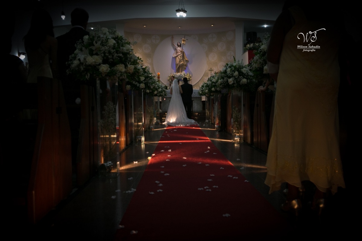 fotografia de casamento, noivos, noiva, noivo, fotografia de noivos, vestido de noiva, sapato, perfume, cabelo, véu, brinco, cruxificio, pai, mãe, padrinhos, padre, igreja, cerimonia, festa, salão de beleza, maquiagem, buquê, avó, buffê, bolo, convidados,