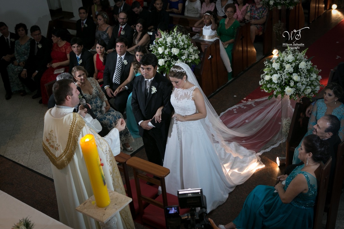 fotografia de casamento, noivos, noiva, noivo, fotografia de noivos, vestido de noiva, sapato, perfume, cabelo, véu, brinco, cruxificio, pai, mãe, padrinhos, padre, igreja, cerimonia, festa, salão de beleza, maquiagem, buquê, avó, buffê, bolo, convidados,
