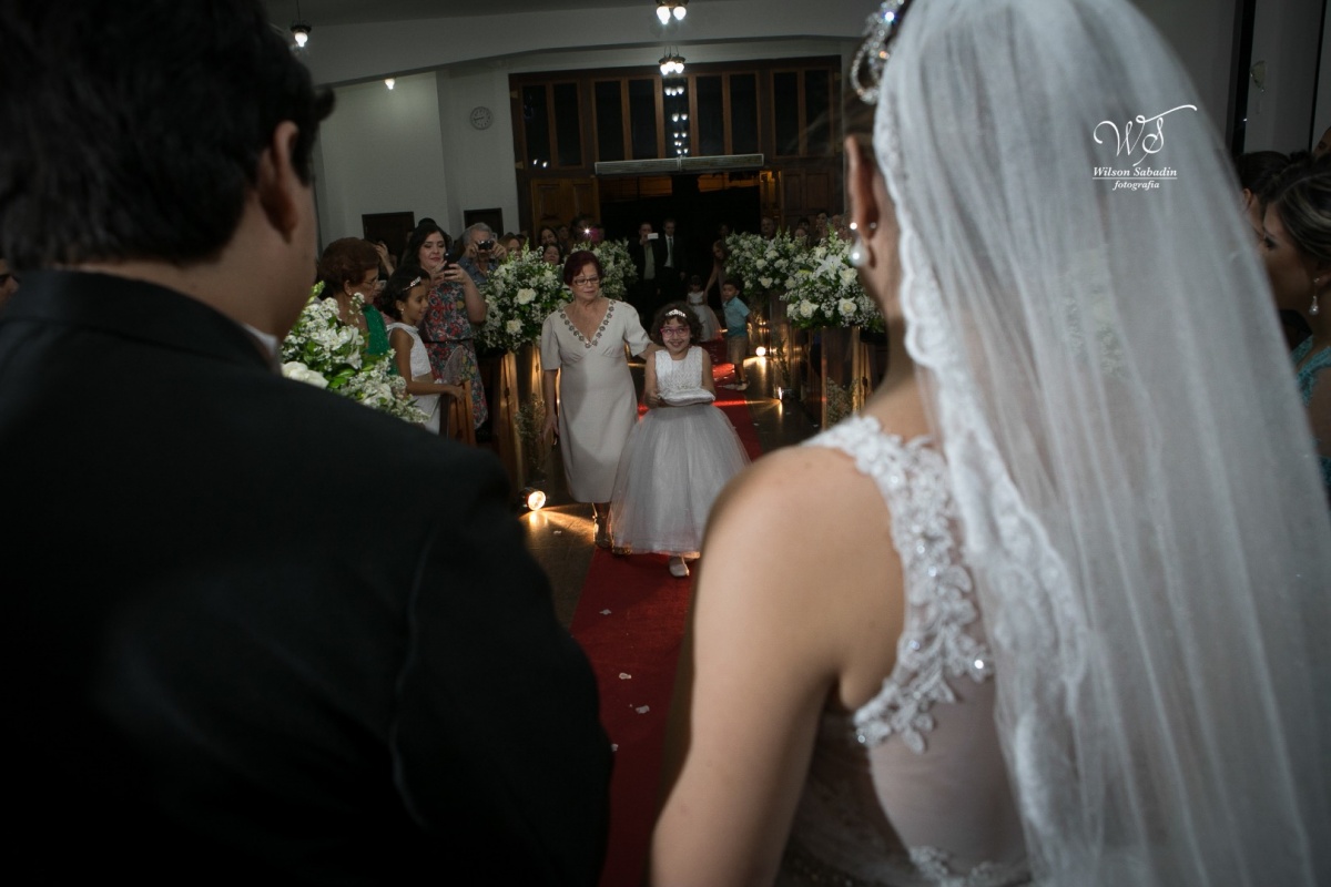 fotografia de casamento, noivos, noiva, noivo, fotografia de noivos, vestido de noiva, sapato, perfume, cabelo, véu, brinco, cruxificio, pai, mãe, padrinhos, padre, igreja, cerimonia, festa, salão de beleza, maquiagem, buquê, avó, buffê, bolo, convidados,