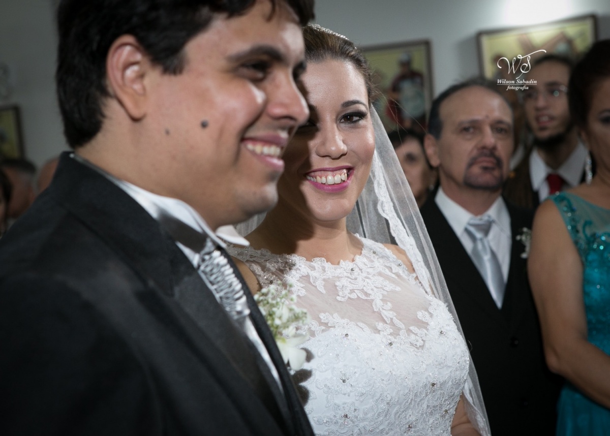 fotografia de casamento, noivos, noiva, noivo, fotografia de noivos, vestido de noiva, sapato, perfume, cabelo, véu, brinco, cruxificio, pai, mãe, padrinhos, padre, igreja, cerimonia, festa, salão de beleza, maquiagem, buquê, avó, buffê, bolo, convidados,