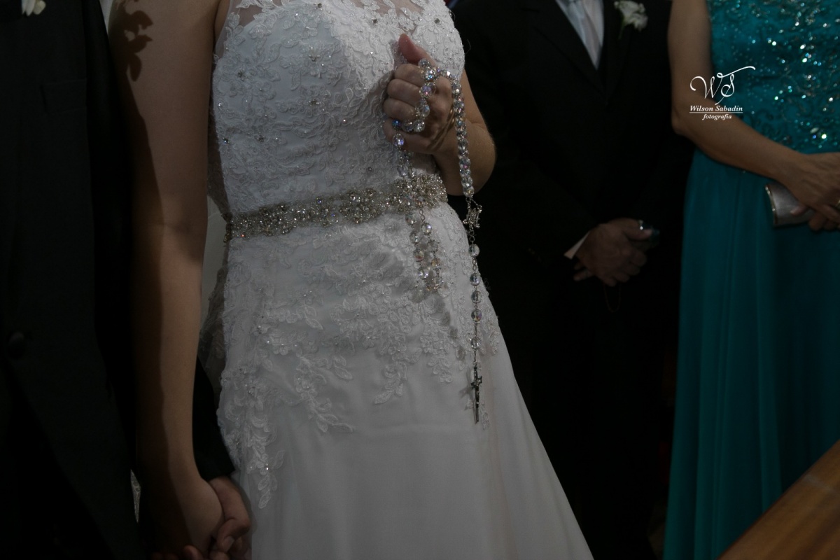 fotografia de casamento, noivos, noiva, noivo, fotografia de noivos, vestido de noiva, sapato, perfume, cabelo, véu, brinco, cruxificio, pai, mãe, padrinhos, padre, igreja, cerimonia, festa, salão de beleza, maquiagem, buquê, avó, buffê, bolo, convidados,