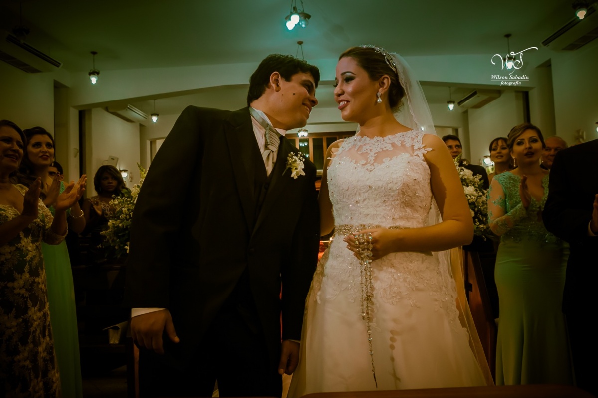 fotografia de casamento, noivos, noiva, noivo, fotografia de noivos, vestido de noiva, sapato, perfume, cabelo, véu, brinco, cruxificio, pai, mãe, padrinhos, padre, igreja, cerimonia, festa, salão de beleza, maquiagem, buquê, avó, buffê, bolo, convidados,