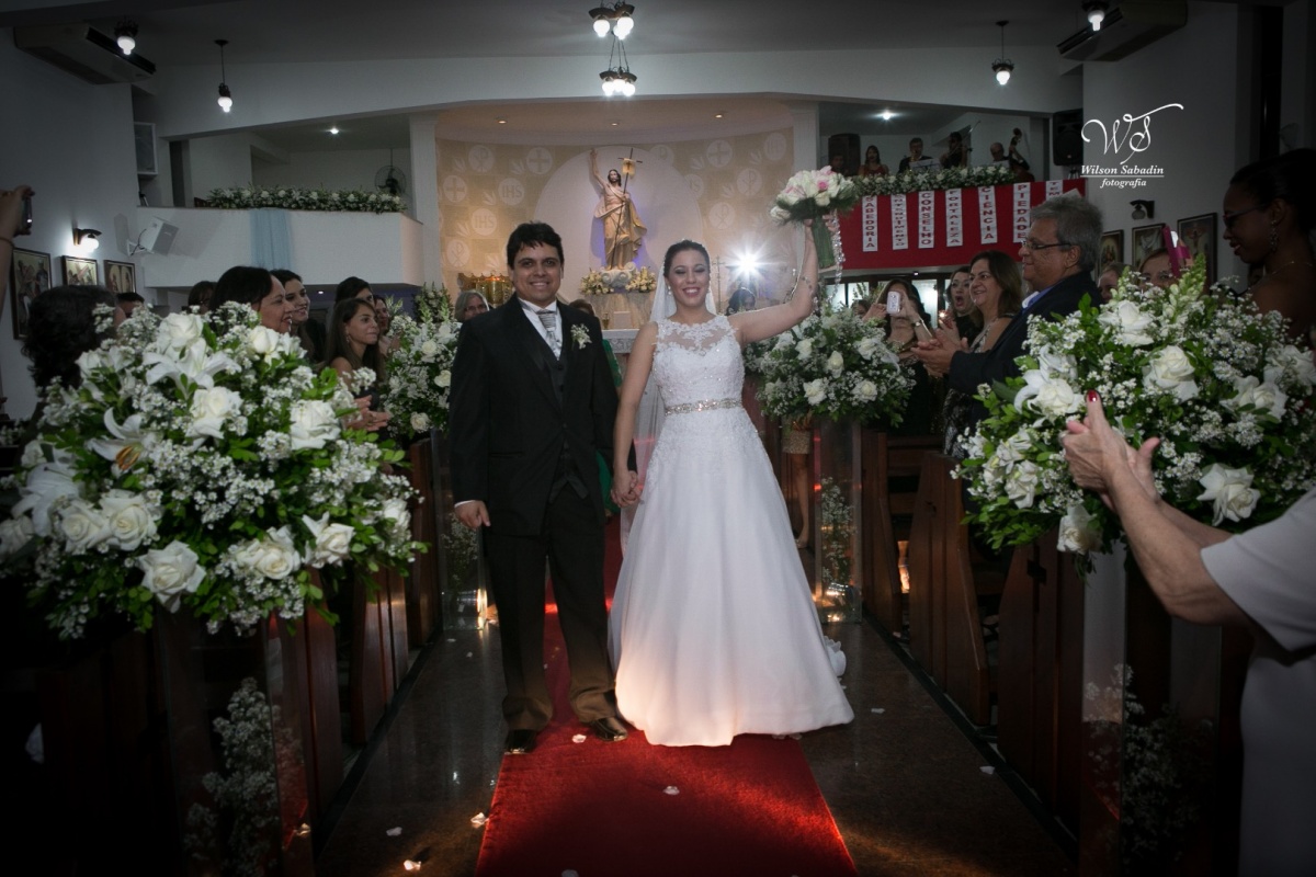 fotografia de casamento, noivos, noiva, noivo, fotografia de noivos, vestido de noiva, sapato, perfume, cabelo, véu, brinco, cruxificio, pai, mãe, padrinhos, padre, igreja, cerimonia, festa, salão de beleza, maquiagem, buquê, avó, buffê, bolo, convidados,