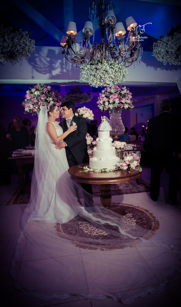 fotografia de casamento, noivos, noiva, noivo, fotografia de noivos, vestido de noiva, sapato, perfume, cabelo, véu, brinco, cruxificio, pai, mãe, padrinhos, padre, igreja, cerimonia, festa, salão de beleza, maquiagem, buquê, avó, buffê, bolo, convidados,