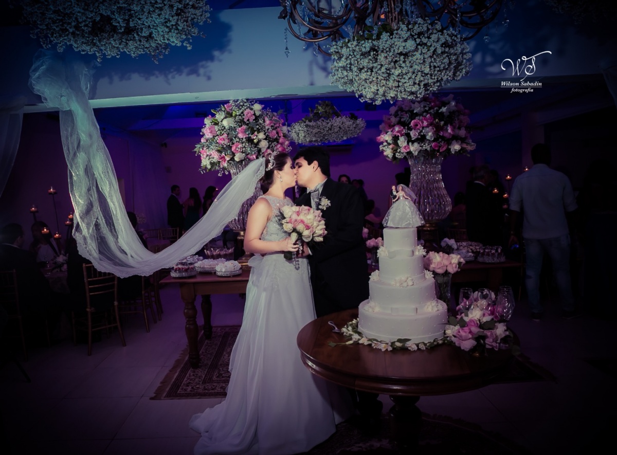 fotografia de casamento, noivos, noiva, noivo, fotografia de noivos, vestido de noiva, sapato, perfume, cabelo, véu, brinco, cruxificio, pai, mãe, padrinhos, padre, igreja, cerimonia, festa, salão de beleza, maquiagem, buquê, avó, buffê, bolo, convidados,