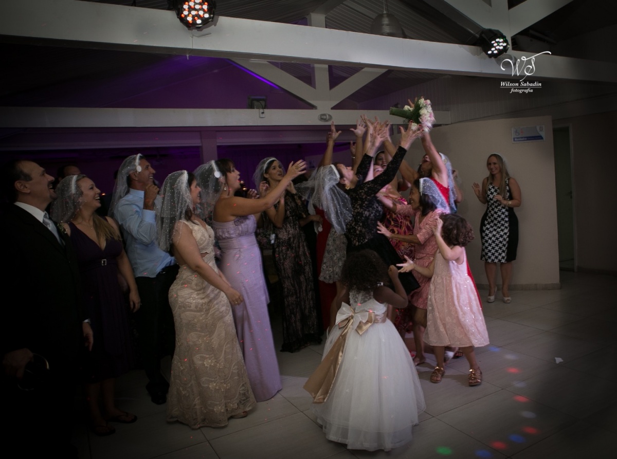 fotografia de casamento, noivos, noiva, noivo, fotografia de noivos, vestido de noiva, sapato, perfume, cabelo, véu, brinco, cruxificio, pai, mãe, padrinhos, padre, igreja, cerimonia, festa, salão de beleza, maquiagem, buquê, avó, buffê, bolo, convidados,