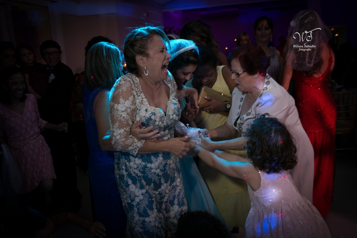 fotografia de casamento, noivos, noiva, noivo, fotografia de noivos, vestido de noiva, sapato, perfume, cabelo, véu, brinco, cruxificio, pai, mãe, padrinhos, padre, igreja, cerimonia, festa, salão de beleza, maquiagem, buquê, avó, buffê, bolo, convidados,