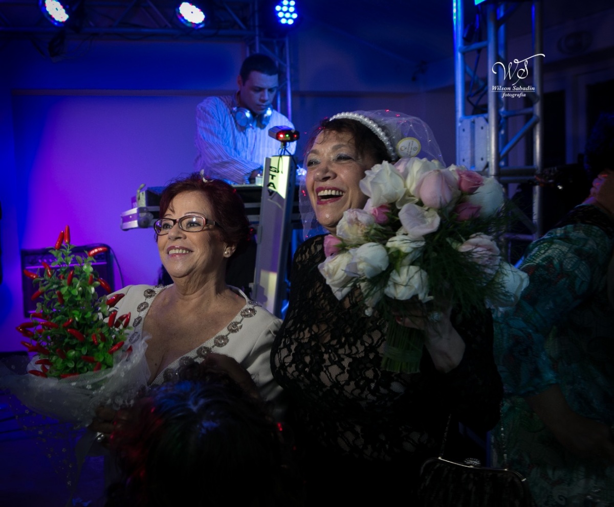 fotografia de casamento, noivos, noiva, noivo, fotografia de noivos, vestido de noiva, sapato, perfume, cabelo, véu, brinco, cruxificio, pai, mãe, padrinhos, padre, igreja, cerimonia, festa, salão de beleza, maquiagem, buquê, avó, buffê, bolo, convidados,
