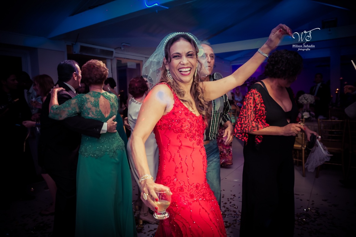 fotografia de casamento, noivos, noiva, noivo, fotografia de noivos, vestido de noiva, sapato, perfume, cabelo, véu, brinco, cruxificio, pai, mãe, padrinhos, padre, igreja, cerimonia, festa, salão de beleza, maquiagem, buquê, avó, buffê, bolo, convidados,