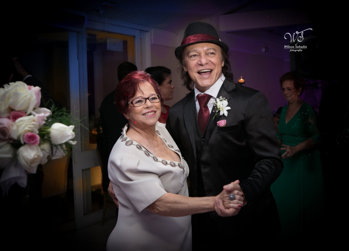 fotografia de casamento, noivos, noiva, noivo, fotografia de noivos, vestido de noiva, sapato, perfume, cabelo, véu, brinco, cruxificio, pai, mãe, padrinhos, padre, igreja, cerimonia, festa, salão de beleza, maquiagem, buquê, avó, buffê, bolo, convidados,