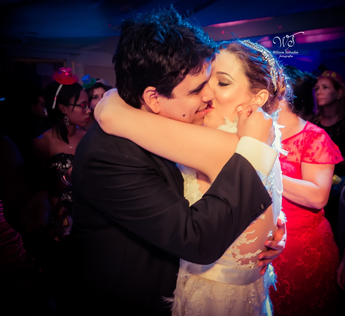 fotografia de casamento, noivos, noiva, noivo, fotografia de noivos, vestido de noiva, sapato, perfume, cabelo, véu, brinco, cruxificio, pai, mãe, padrinhos, padre, igreja, cerimonia, festa, salão de beleza, maquiagem, buquê, avó, buffê, bolo, convidados,