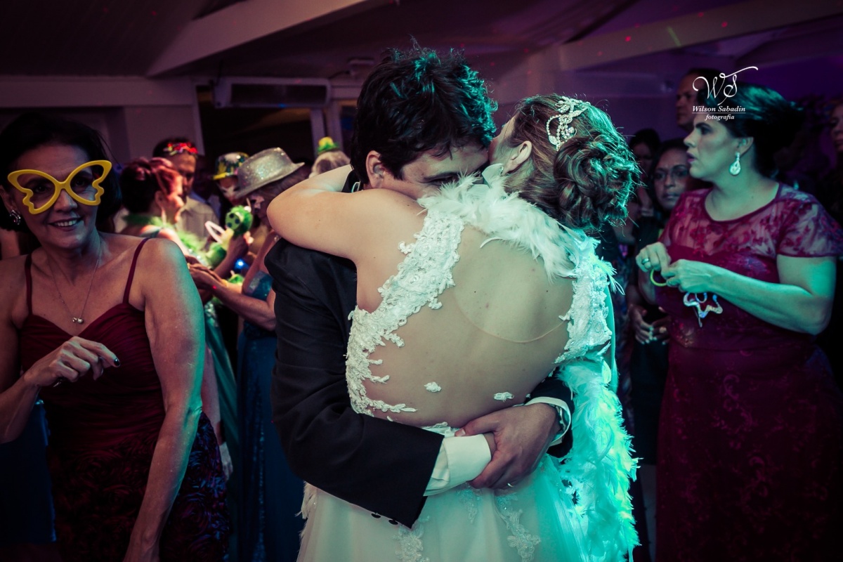 fotografia de casamento, noivos, noiva, noivo, fotografia de noivos, vestido de noiva, sapato, perfume, cabelo, véu, brinco, cruxificio, pai, mãe, padrinhos, padre, igreja, cerimonia, festa, salão de beleza, maquiagem, buquê, avó, buffê, bolo, convidados,