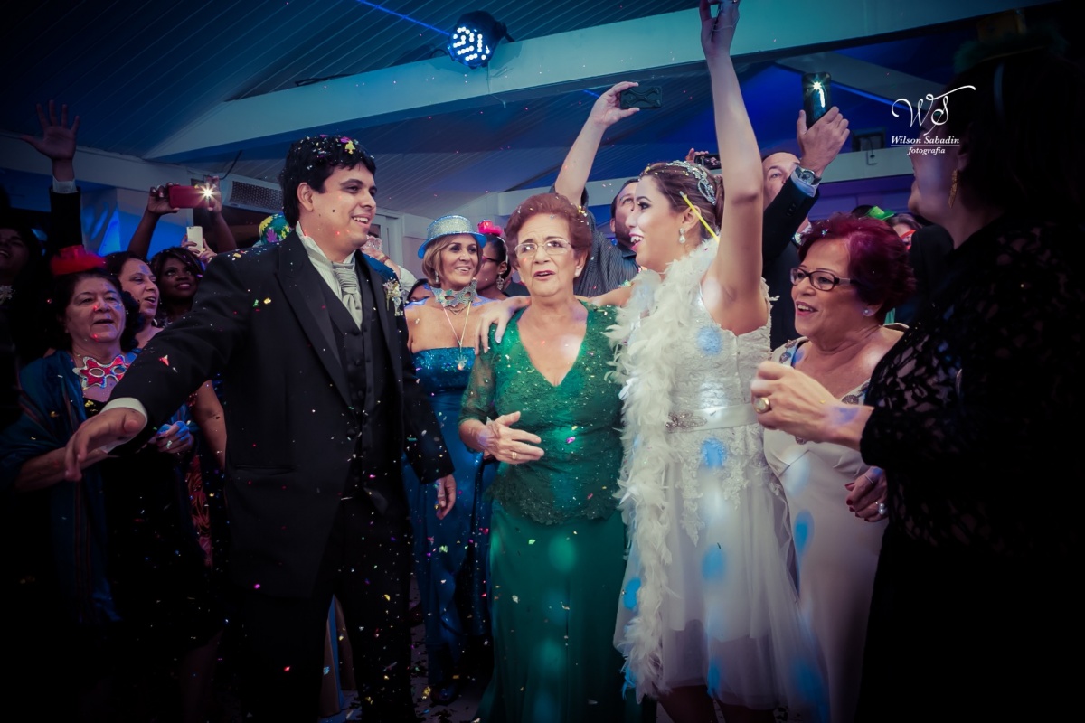 fotografia de casamento, noivos, noiva, noivo, fotografia de noivos, vestido de noiva, sapato, perfume, cabelo, véu, brinco, cruxificio, pai, mãe, padrinhos, padre, igreja, cerimonia, festa, salão de beleza, maquiagem, buquê, avó, buffê, bolo, convidados,