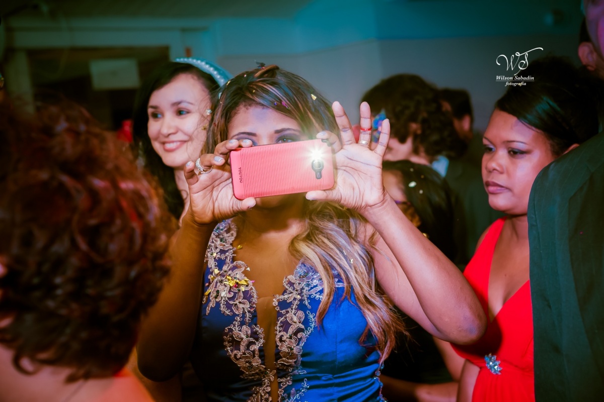 fotografia de casamento, noivos, noiva, noivo, fotografia de noivos, vestido de noiva, sapato, perfume, cabelo, véu, brinco, cruxificio, pai, mãe, padrinhos, padre, igreja, cerimonia, festa, salão de beleza, maquiagem, buquê, avó, buffê, bolo, convidados,