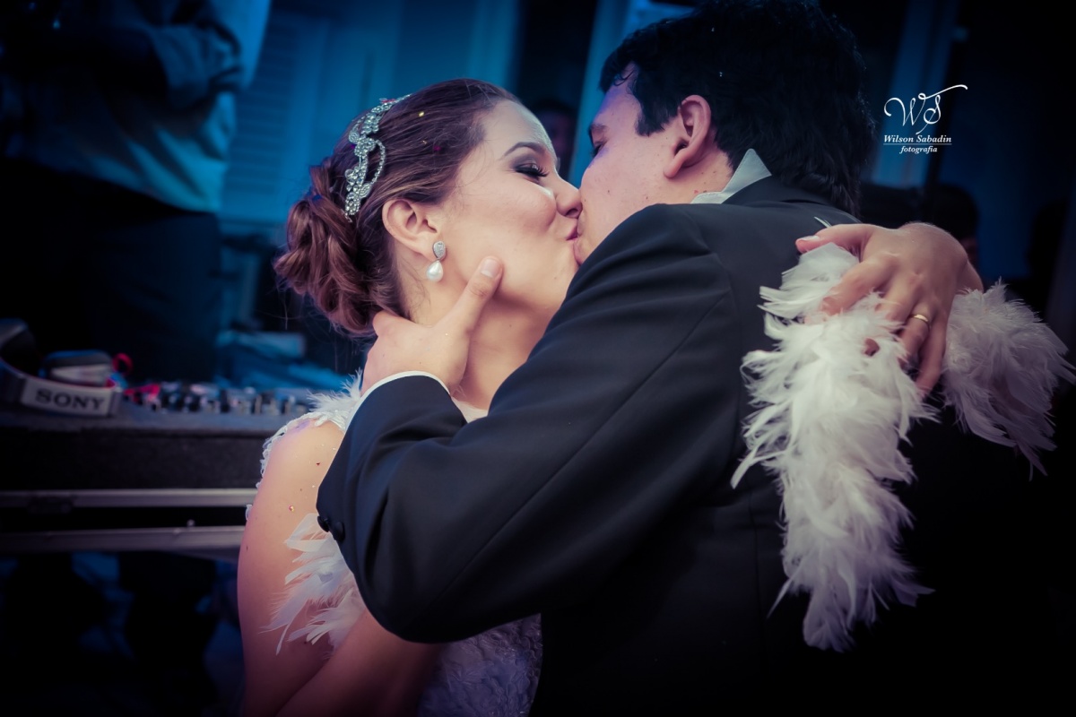 fotografia de casamento, noivos, noiva, noivo, fotografia de noivos, vestido de noiva, sapato, perfume, cabelo, véu, brinco, cruxificio, pai, mãe, padrinhos, padre, igreja, cerimonia, festa, salão de beleza, maquiagem, buquê, avó, buffê, bolo, convidados,