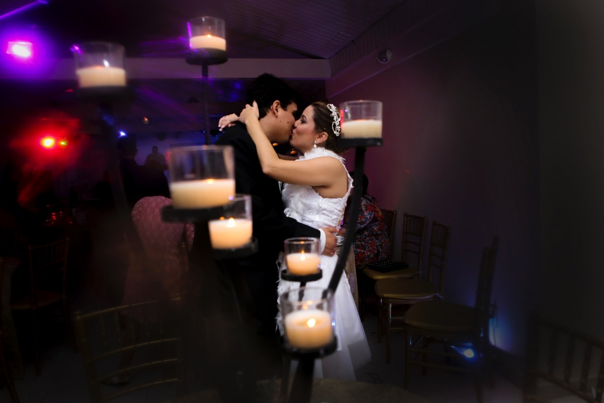 fotografia de casamento, noivos, noiva, noivo, fotografia de noivos, vestido de noiva, sapato, perfume, cabelo, véu, brinco, cruxificio, pai, mãe, padrinhos, padre, igreja, cerimonia, festa, salão de beleza, maquiagem, buquê, avó, buffê, bolo, convidados,