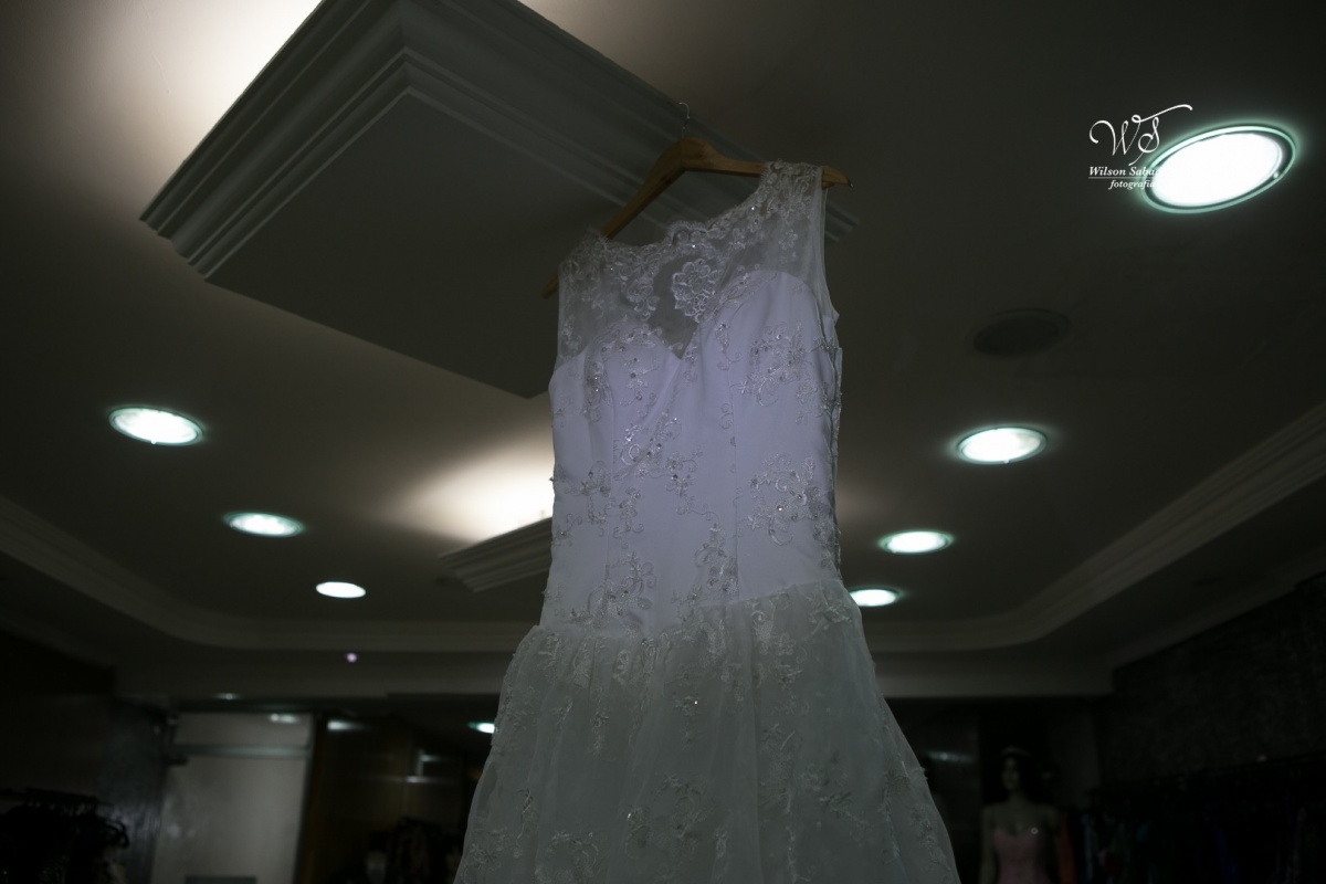 fotografia de casamento, noivos, noiva, noivo, fotografia de noivos, vestido de noiva, sapato, perfume, cabelo, véu, brinco, cruxificio, pai, mãe, padrinhos, padre, igreja, cerimonia, festa, salão de beleza, maquiagem, buquê, avó, buffê, bolo, convidados,