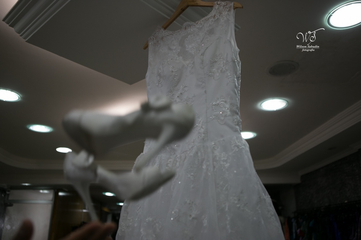 fotografia de casamento, noivos, noiva, noivo, fotografia de noivos, vestido de noiva, sapato, perfume, cabelo, véu, brinco, cruxificio, pai, mãe, padrinhos, padre, igreja, cerimonia, festa, salão de beleza, maquiagem, buquê, avó, buffê, bolo, convidados,