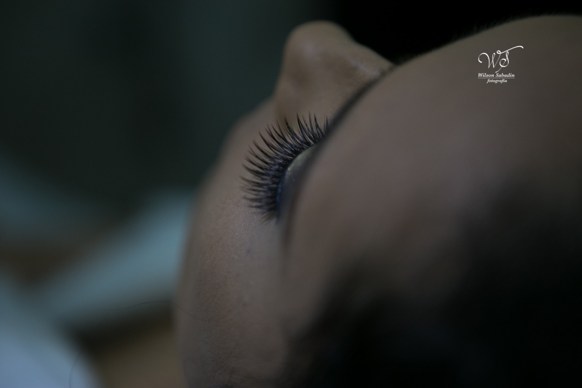 fotografia de casamento, noivos, noiva, noivo, fotografia de noivos, vestido de noiva, sapato, perfume, cabelo, véu, brinco, cruxificio, pai, mãe, padrinhos, padre, igreja, cerimonia, festa, salão de beleza, maquiagem, buquê, avó, buffê, bolo, convidados,