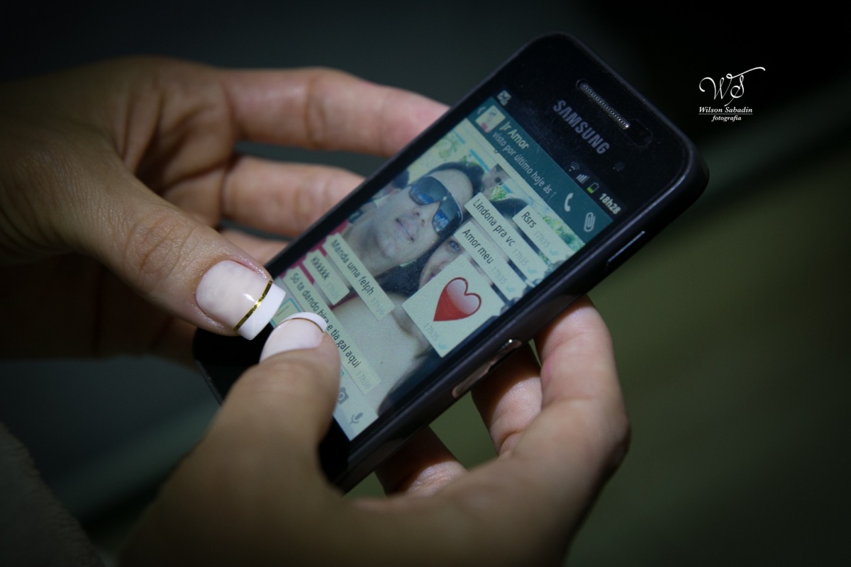 fotografia de casamento, noivos, noiva, noivo, fotografia de noivos, vestido de noiva, sapato, perfume, cabelo, véu, brinco, cruxificio, pai, mãe, padrinhos, padre, igreja, cerimonia, festa, salão de beleza, maquiagem, buquê, avó, buffê, bolo, convidados,